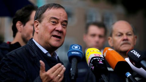 El presidente de la Uni�n Cristianodem�crata, Armin Laschet, durante una visita en Stolberg, Alemania, tras las riadas que afectaron a la localidad