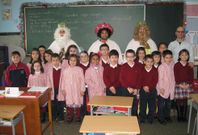 Los magos de Oriente con los alumnos de 2� de Educaci�n Primaria del colegio Torre de Lemos. 
