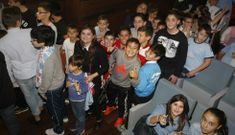 A pesar de la excitaci�n por ver a dos de sus �dolos, los j�venes carcam�ns supieron hacer cola pacientes. 