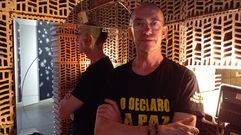 O artista Christian Villamide, na sa obra en Pontevedra