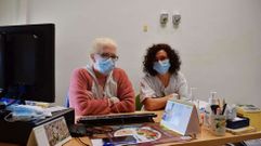 Irene Gonz�lez P�ez y Mar�a Jos� Crespo son enfermeras en la consulta de Endocrinolog�a del CHUO