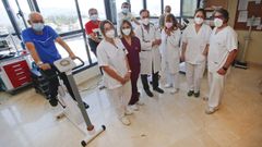 Profesionales de las unidades de tabaquismo y de rehabilitaci�n card�aca junto a unos pacientes.