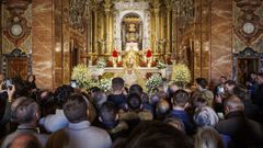 Cientos de fieles, desde primera hora, esperando para contemplar a la Macarena