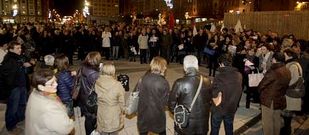 La protesta de los profesionales, arropada por otros colectivos, se celebr� en la plaza de Espa�a.