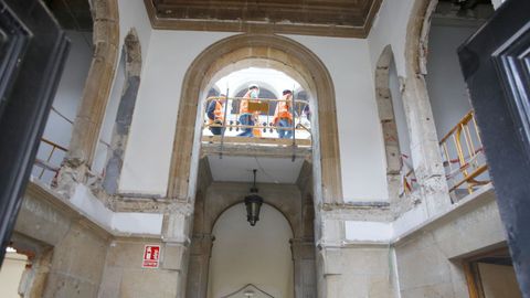 El arco que estaba cegado ahora permite que entre la luz desde la escalera principal de la Casa Consistorial de Pontevedra