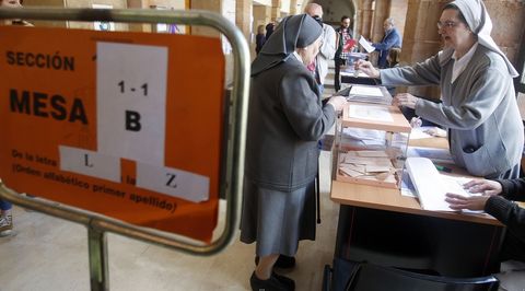 Monjas de 'Les pelayes' votando en los pasados comicios municipales.