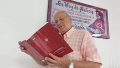 Antonio Domnguez Rey, con un ejemplar de su libro La voz alofnica. Potencia potica del lenguaje