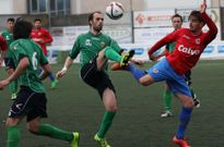 El ordense Diego Arnejo y el carball�s Toni disputan un bal�n en el partido de As Eiroas. 