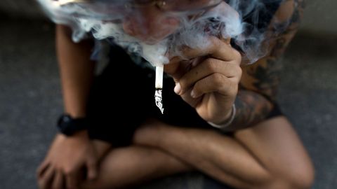 Un hombre fuma marihuana en Bangkok