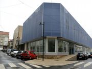 El local hace esquina entre las calles Padr�n y Waldo �lvarez. 