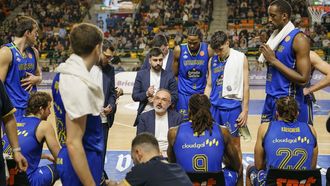 Lisboa recib&iacute;a asistencia sobre la marcha, mientras que Moncho L&oacute;pez impart&iacute;a consignas durante el partido del pasado s&aacute;bado