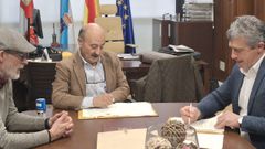 El presidente de la CHMS, Jos Antonio Quiroga, y el alcalde de Celanova, Antonio Puga, firmando el convenio.