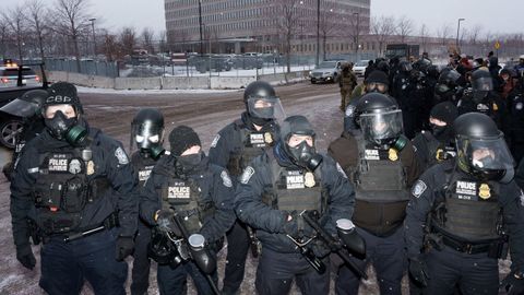 Agentes de Aduanas y Protecci�n Fronteriza (CBP) hacen guardia durante una protesta en contra del agente del Servicio de Inmigraci�n y Control de Aduanas (ICE) de Estados Unidos que dispar� y mat� a Renee Nicole Good el pasado 7 de enero en Mine�polis.