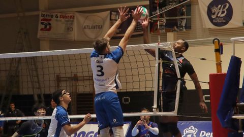 Rotogal y Galdakao disputaron un vibrante duelo en el pabelln de A Cachada.