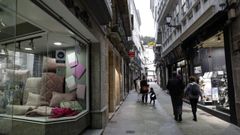 Ir de tiendas, por Viveiro (en foto de archivo) o por otras localidades de A Mariña es una opción