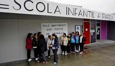 Trabajadoras de la guarder�a de A Parda, con una pancarta, durante la concentraci�n de ayer.