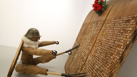 A madeira é o soporte natural do que parten as súas obras