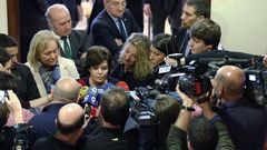 La vicepresidenta del Gobierno, Soraya de S�enz de Santamar�a, atiende a los medios de comunicaci�n tras asistir a la toma de posesi�n del nuevo delegado del Gobierno en Asturias, Mariano Mar�n