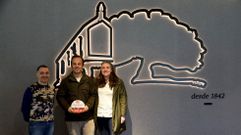 El gerente del Pazo de Cores, Pablo Rodríguez (en el centro de la foto), junto a la jefa de cocina, Verónica Sánchez Castiñeiras, y el maestro pastelero Manuel Garea con la distinción obtenida por Slow Food. Este reconocimiento pone en valor la cocina de autor y productos locales que son la base principal de este establecimiento de A Baña que, oficialmente, ya es kilómetro cero.