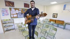 Alberte Fernndez, que no toca la guitarra sino el bajo, en un aula del instituto de Barro.