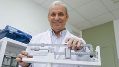 En la imagen de archivo, el m�dico Carlos Pi�eiro, que ya se ha jubilado, pero sigue promocionando la salud a trav�s de la asociaci�n Amicor,  de la que es presidente