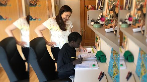 Mateo, de 11 aos, y su madre Mai, organizan las tareas escolares que les han recomendado los profesores