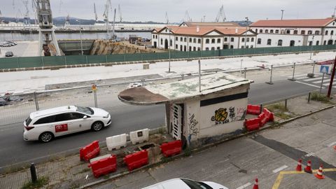 Vista de la antigua gasolinera, que ser� demolida este verano.