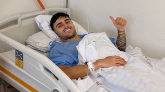 El jugador del Celta Miguel Rom�n, tras ser intervenido de la lesi�n que sufri� en el pie este martes.