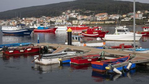 Imagen de archivo del puerto de Corcubión. Ninguno de los barcos que aparece en la fotografia guarda relación con el operativo de este martes.