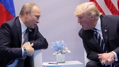 El presidente de los EEUU, Donald Trump, hablando con Vladimir Putin en un encuentro por la cumbre del G20