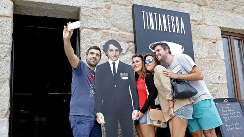 Foto de archivo del verano del 2015 de la entrada al Tintanegra de Combarro