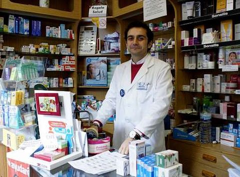Carrillo tiene una farmacia en Nogueira de Ramu�n y preside la asociaci�n de boticas del rural.