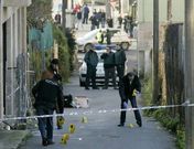 La Polic�a Judicial recoge pruebas en el lugar donde muri� tiroteado Mois�s Gonz�lez, en Moa�a.