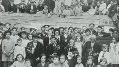 Los homenajeados en la celebraci�n posan rodeados de familiares y vecinos