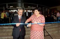 Graciano Torre y Bego�a Calleja, cortando la cinta inaugural de la Feria de Muestras de Vegadeo. 