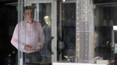 Domingo P�rez, junto al reloj de vino que expone en Monforte