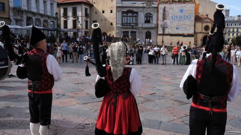 Varios gaiteros en la Plaza de la Catedral de Oviedo