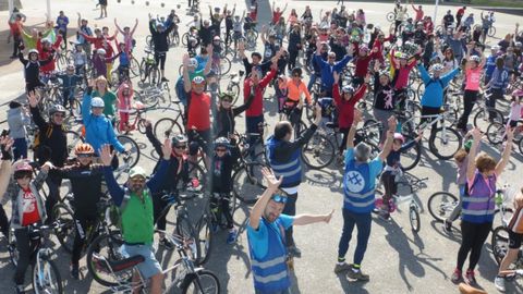 Ciclistas en la explanada de Poniente, antes del inicio de una de las bicicletadas de 30 Das en Bici en 2018.Ciclistas en la explanada de Poniente, antes del inicio de una de las bicicletadas de 30DEB en 2018