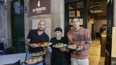 Manuel (a la derecha) con su equipo, en O Fento