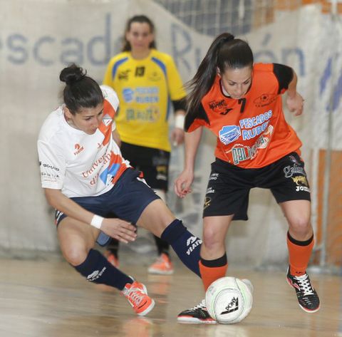 Peque se lleva el bal�n ante la alicantina Sara Naval�n en el partido del s�bado (3-1). 