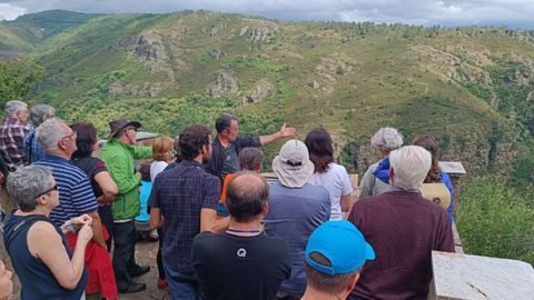 Participantes en un simposio de la Asociacin Espaola para la Enseanza de las Ciencias de la Tierra durante una visita al mirador del pliegue geolgico de Campodola, en julio del ao pasado