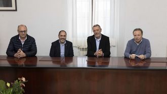 Juan José Gómez, director gerente de la Fundación UDC; Ricardo Vázquez, I+D+i de Emalcsa; Manuel Muíño, alcalde de Zas, y Braulio Pérez, director adjunto de la Fundación UDC.