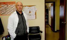 Gonz�lez, en la Asociaci�n de Ex-Alcoh�licos de Elvi�a.