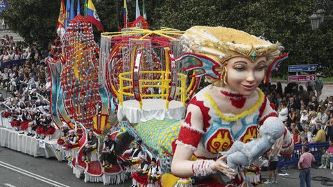 Las calles del centro de Oviedo acogen este jueves el tradicional desfile del día de América en Asturias, en su 72 edición