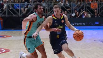 Paul Jorgensen, con el bal�n, pugnando con un rival en el partido de la primera vuelta.