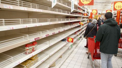 Ya dentro de los supermercados, y desde antes de que arrancase el confinamiento, las baldas de muchos comercios, como este de Ferrol, se vaciaron