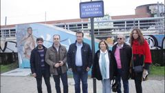 Los padres de Echeverr�a, junto a la placa