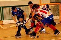 Manti��n (9) disputa una bola a V�zquez, autor de los goles, ante la mirada de Grasas.