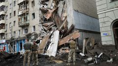 Soldados ucranianos, ante un edificio bombardeado por las fuerzas rusas en J�rkov