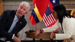El secretario de Energ�a de Estados Unidos, Chris Wright, este mi�rcoles con la presidenta de Venezuela en la firma del convenio del petr�leo